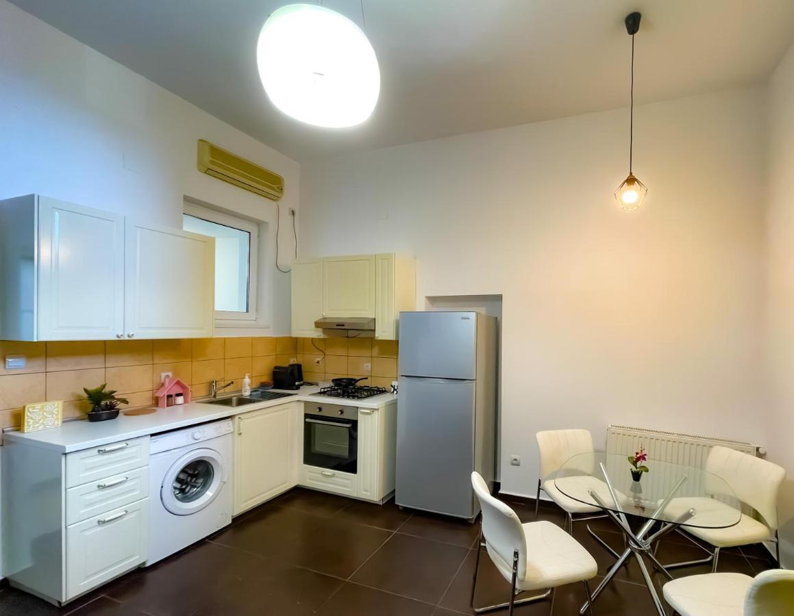 Apartmán Cool Flat With Hot Tub In The Old Town Bukurešť Exteriér fotografie