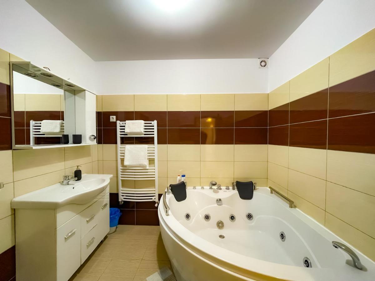 Apartmán Cool Flat With Hot Tub In The Old Town Bukurešť Exteriér fotografie