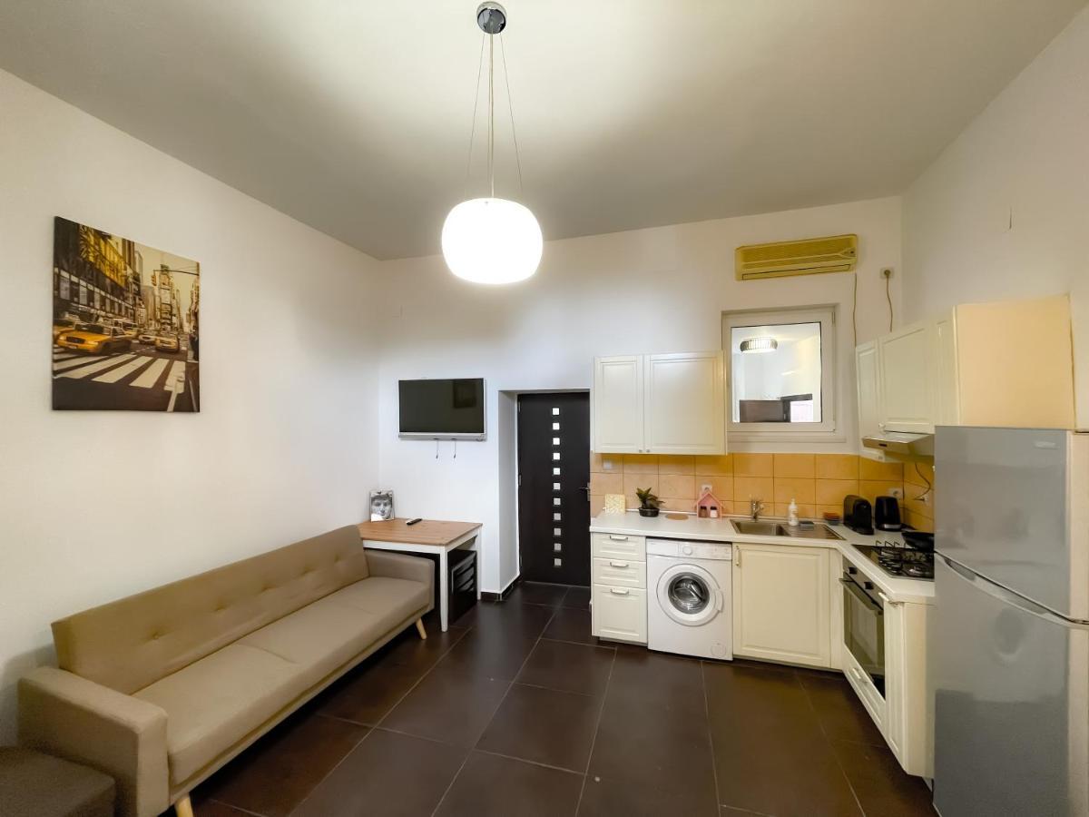 Apartmán Cool Flat With Hot Tub In The Old Town Bukurešť Exteriér fotografie