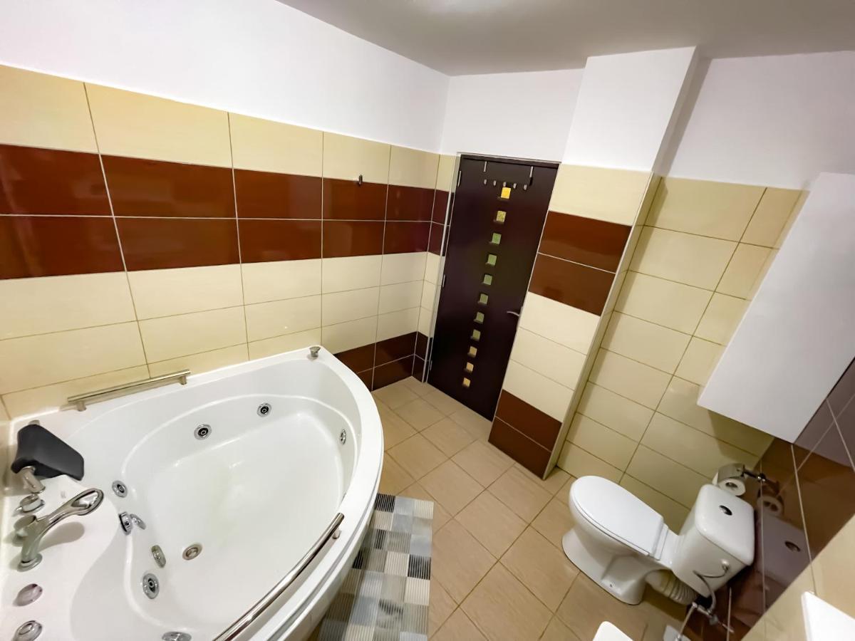 Apartmán Cool Flat With Hot Tub In The Old Town Bukurešť Exteriér fotografie