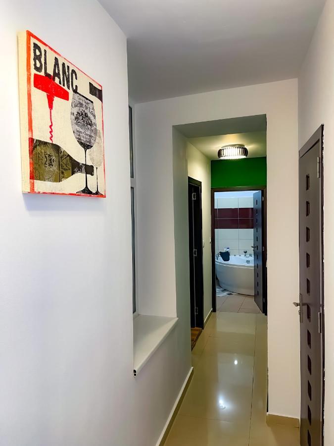 Apartmán Cool Flat With Hot Tub In The Old Town Bukurešť Exteriér fotografie
